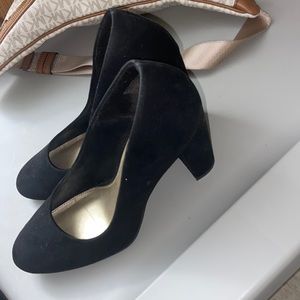 Comfortable wearable heels size 7 color black inside gold